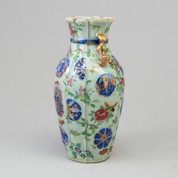 VAS, porslin. Qing dynastin, Kanton, 1800-tal.