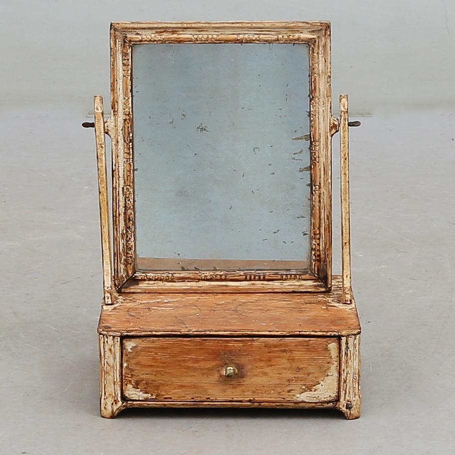 LÅDSPEGEL, gustaviansk, omkring år 1800.