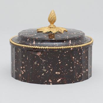 SMÖRASK MED LOCK. Älvdalen, 1800-talets början. Empire.