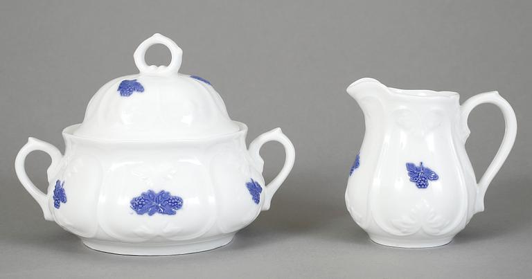 KAFFE samt TESERVIS, 60 delar, porslin, "Blå blom" Old Gustavsberg, 1900-tals mitt.