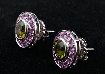 A PAIR OF EARRINGS, Pakistan peridotes 5.00 ct. 28 pink sappires 1.70 ct. 18K gold. Weight 7 g. Diameter 16 mm.