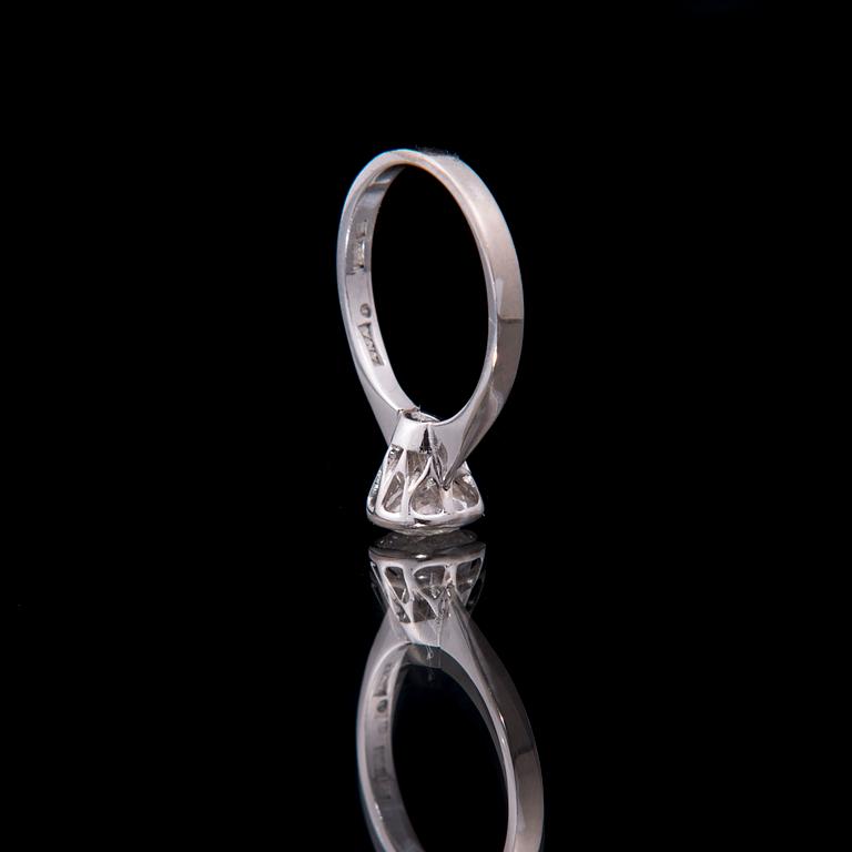 SORMUS, 18K valkokultaa, ANA Tukholma, briljanttihiottu timantti 1,25 ct. Paino 3,8 g.