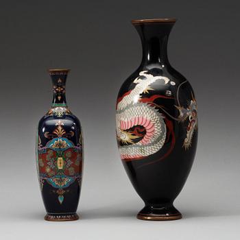 VASER, två stycken, cloisonné. Japan, Meiji (1868-1912).