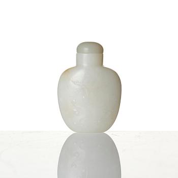 A white nephrite snuff bottle with stopper, Qing dynasty (1644-1912).