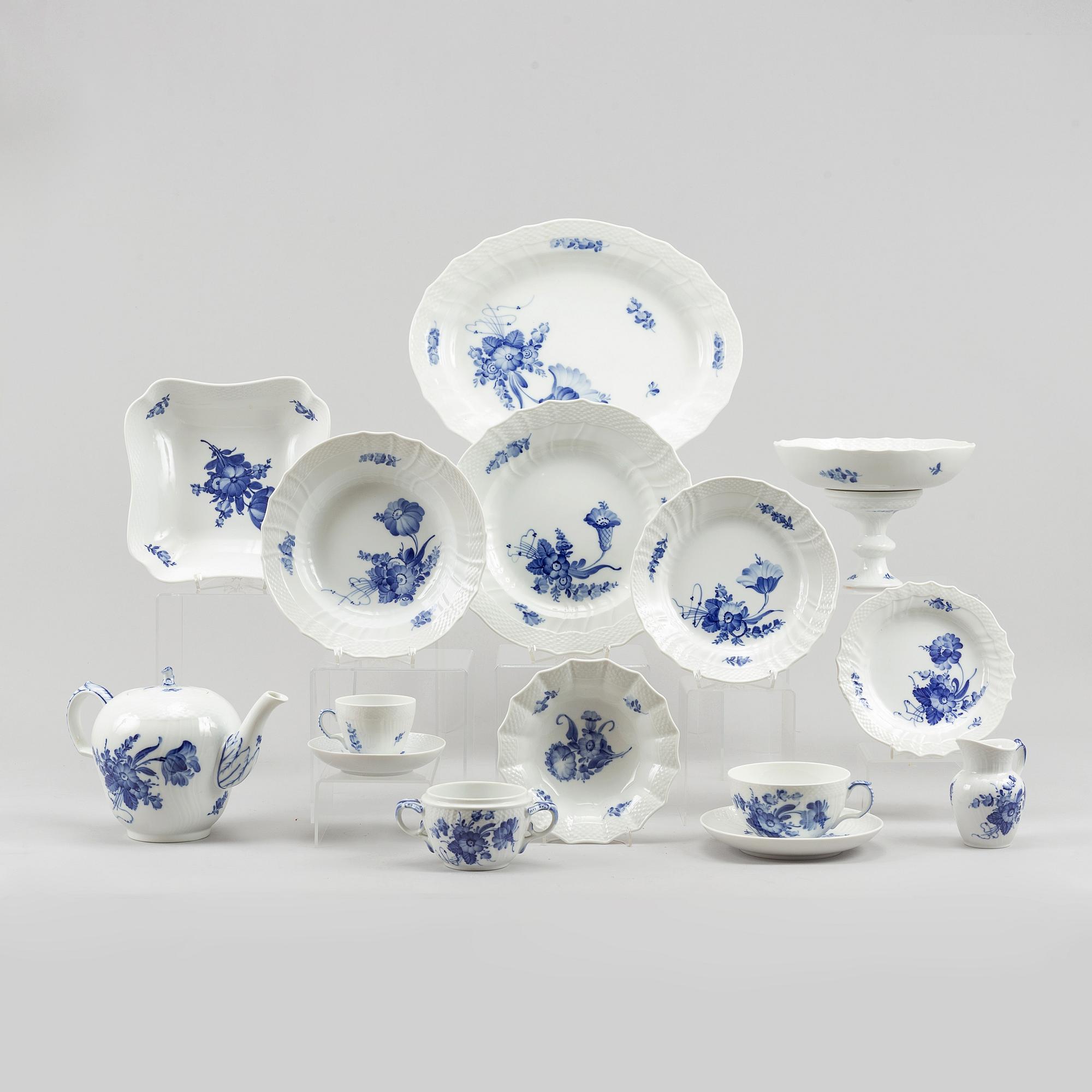 Royal Copenhagen, a 'Blå Blomst' porcelaine service (65 pieces).