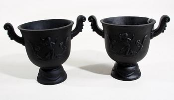 TRÄDGÅRDSURNOR, ett par, aluminium, design Ivar Johnsson, Näfveqvarns Bruk AB, 2000-tal.