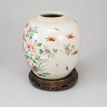 A famille rose jar, Qing dynasty.