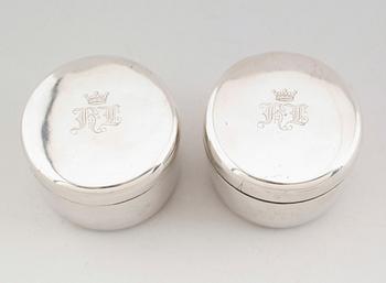 TOILETTEDOSOR, 1 par, silver, Gustaf Möllenborg, Stockholm 1837. Vikt ca 210 gram.