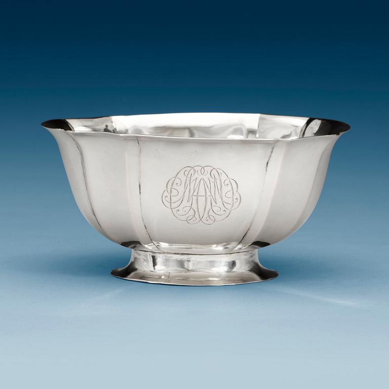 A Danish 18th century silver bowl, marks of Asmus Fridrich Holling, Copenhagen 1730.