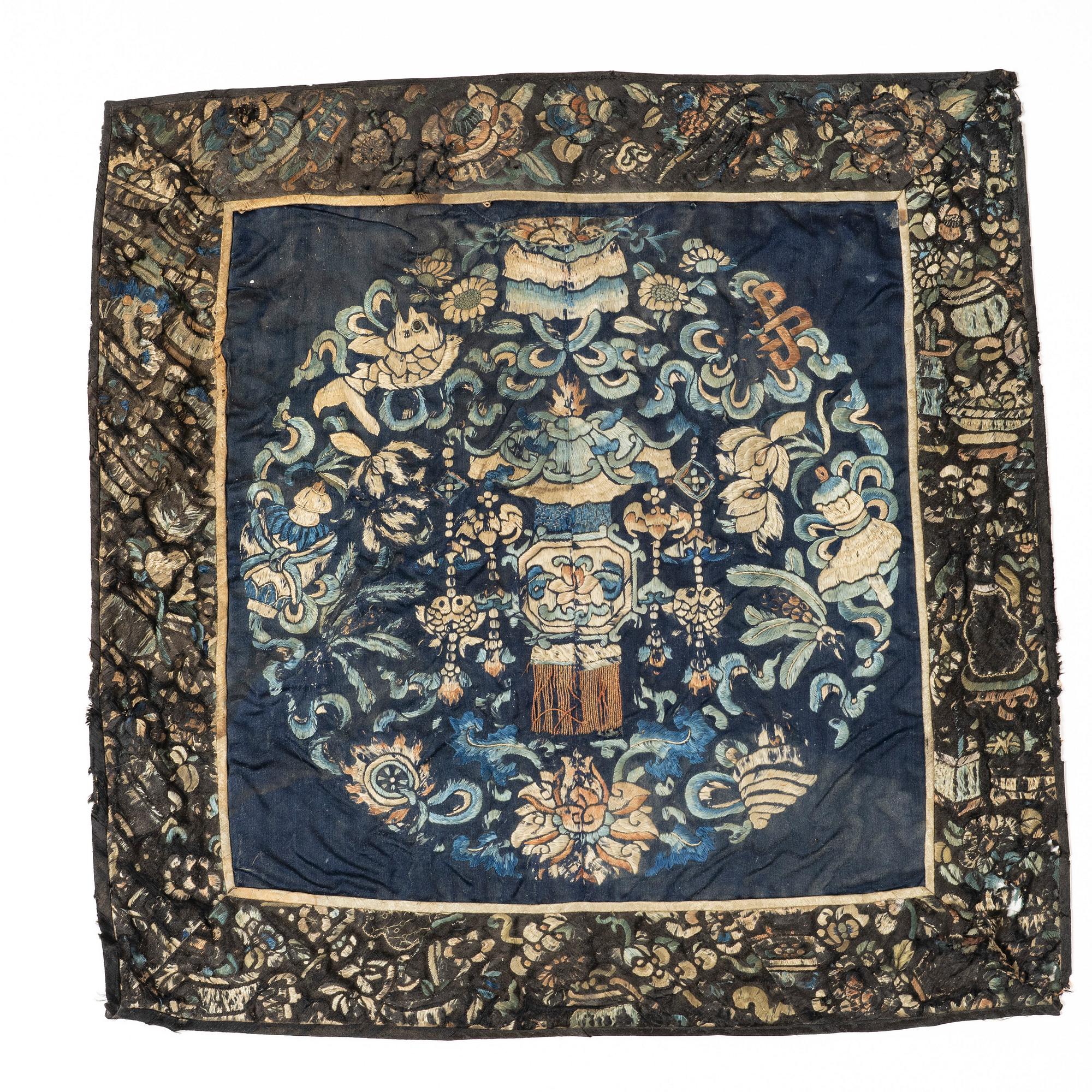 Broderi, siden samt två dekordelar i sten, Kina, Qingdynastin.