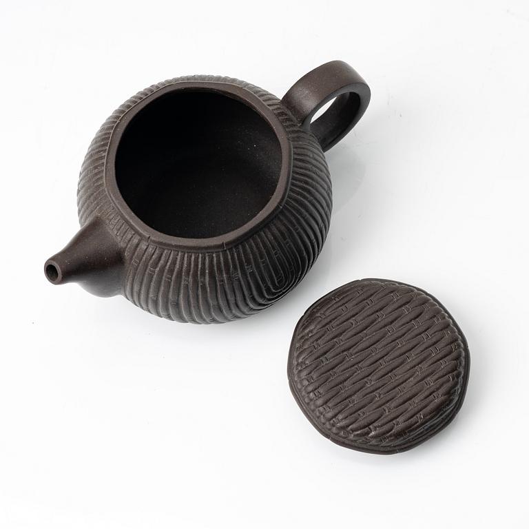 A Chinese yixing 'basket' teapot, 1990s.