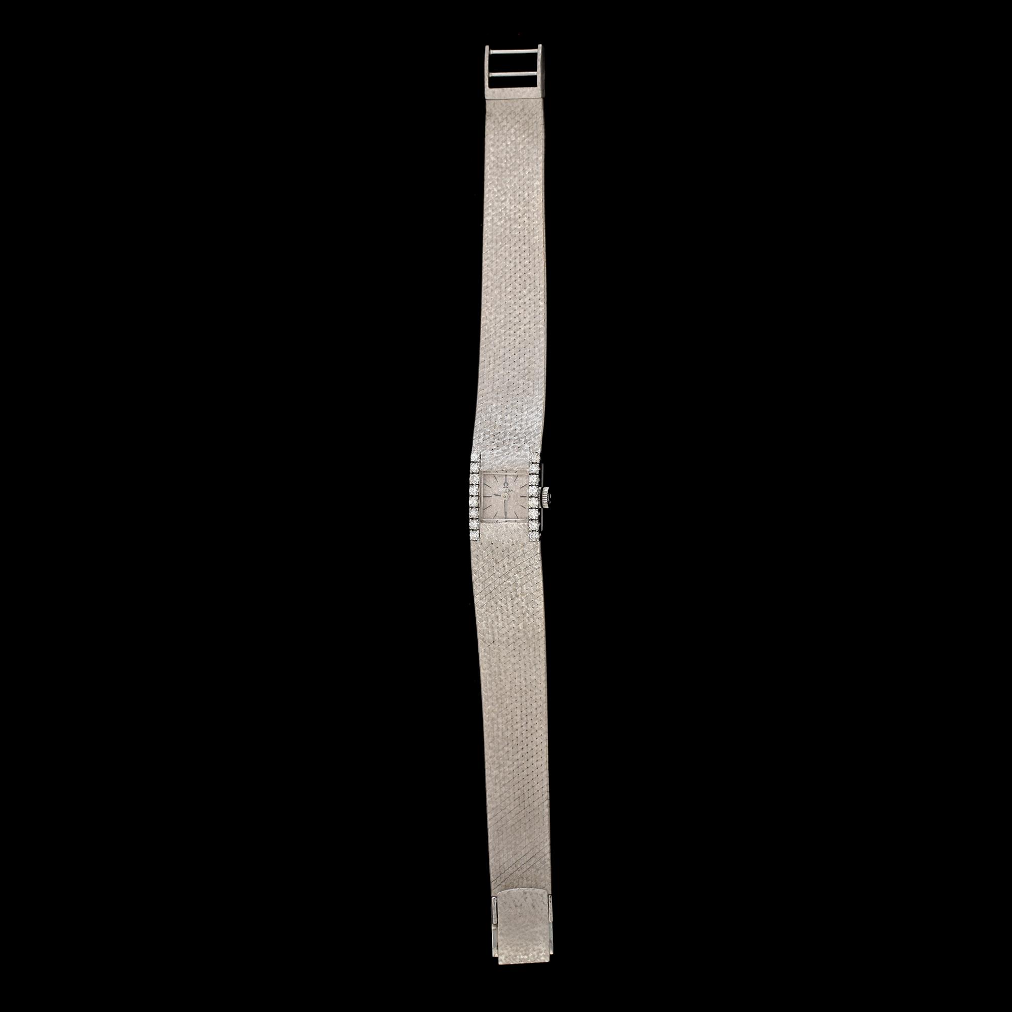 ARMBANDSUR, 18K vitguld med biljantslipade diamanter, Omega. Total vikt ca 55 g.
