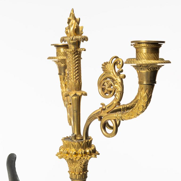 Kandelabrar, ett par, för fyra ljus, Frankrike, 1800-talets början, Empire.