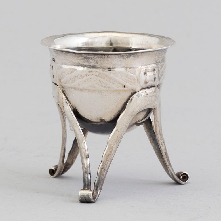 A Swedish Art Nouveau silver salt cellar with family crest Cederström, maker's mark Hugo Lundstedt, Gothenburg, 1912.