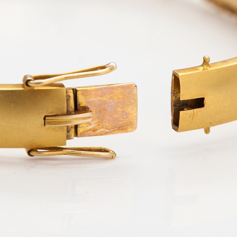 Oskar Lindroos, A 14K gold bracelet with diamond ca. 0.49 ct in total. Helsinki 1940s.