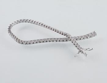 ARMBAND, 18K vitguld med briljantslipade diamanter ca 3.55 ct. Vikt 10,9 gram.