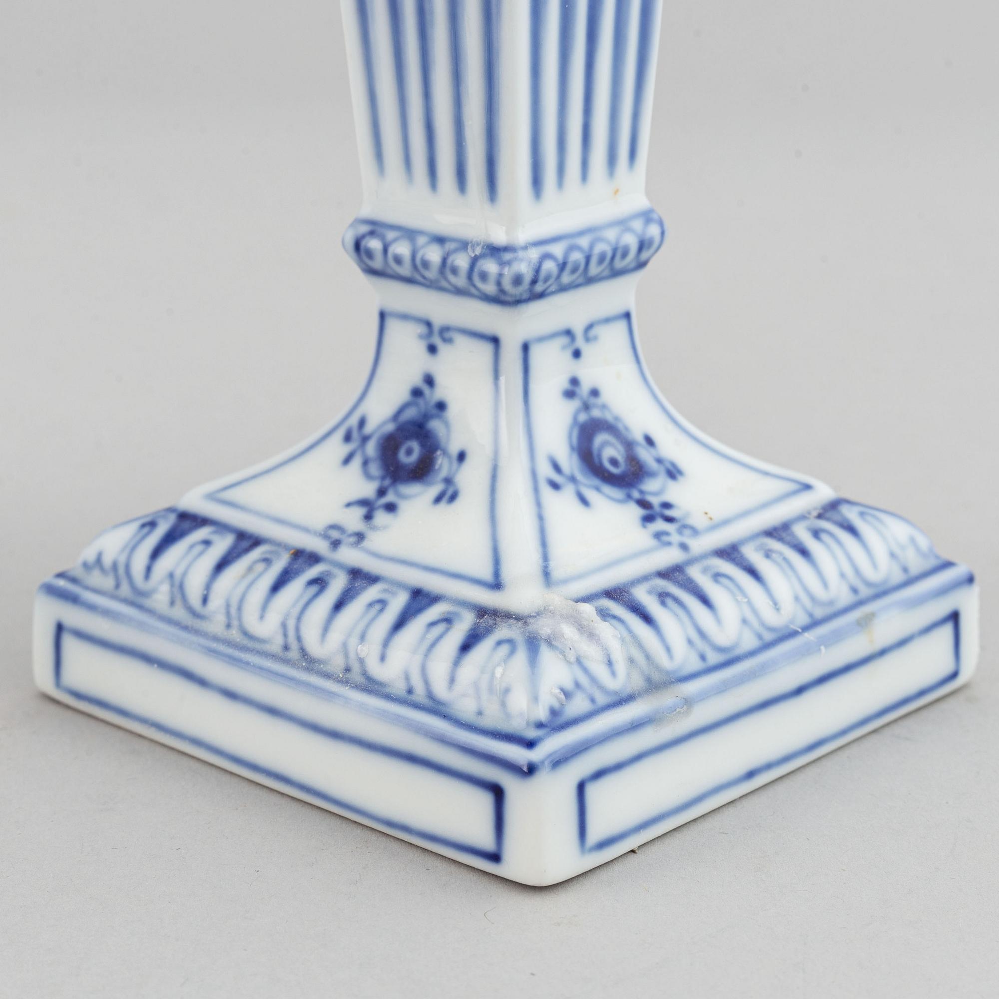 Royal Copenhagen, ljusstakar, ett par, porslin, "Musselmalet", Danmark.