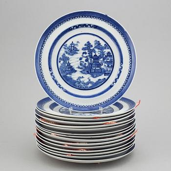 A set of 15 blue and white dinner plates. Qing dynasty, 19th Century.