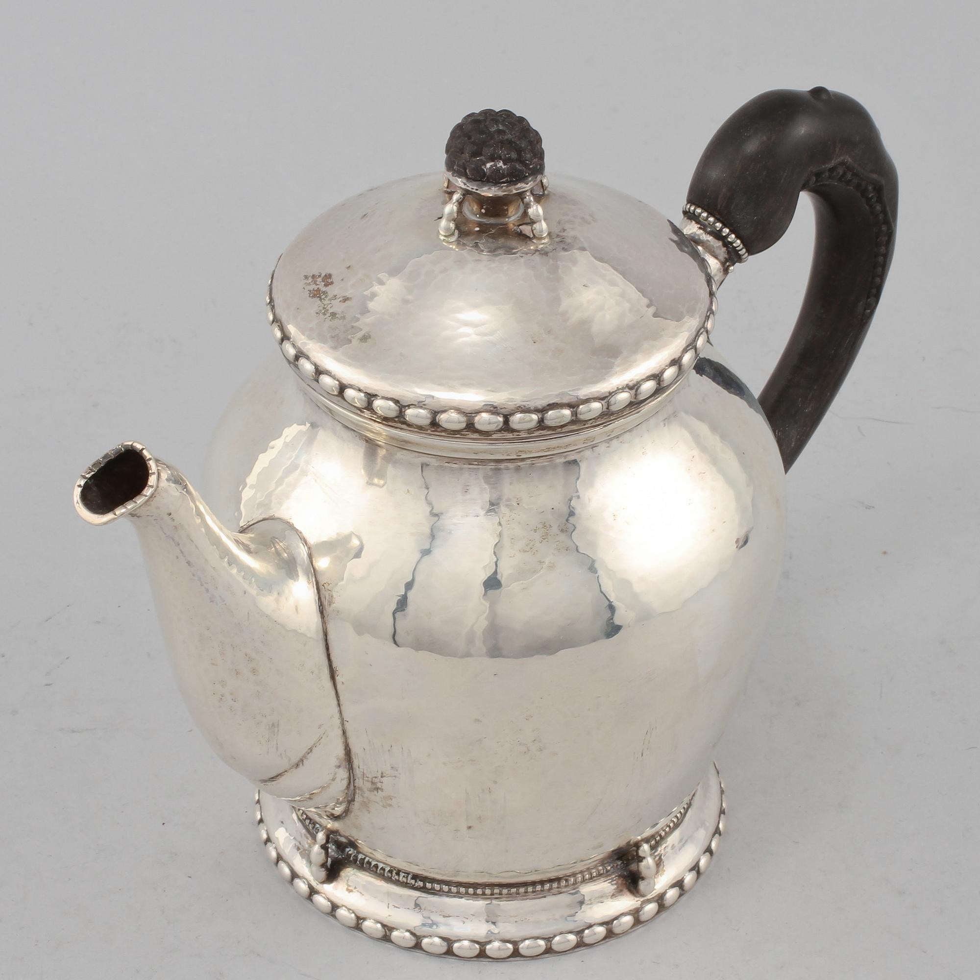 TEKANNA, silver, CG Hallberg, Stockholm, 1920, vikt 575 g.