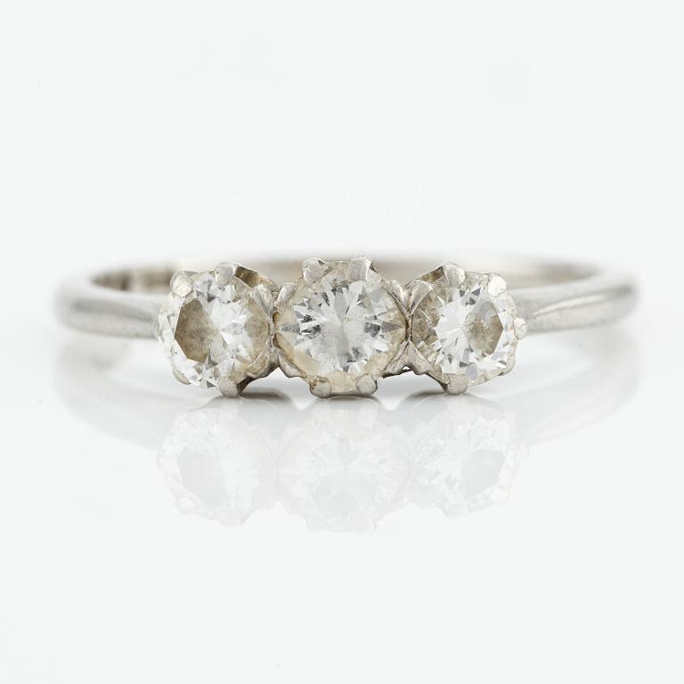 Ring, platinum with three brilliant-cut diamonds.