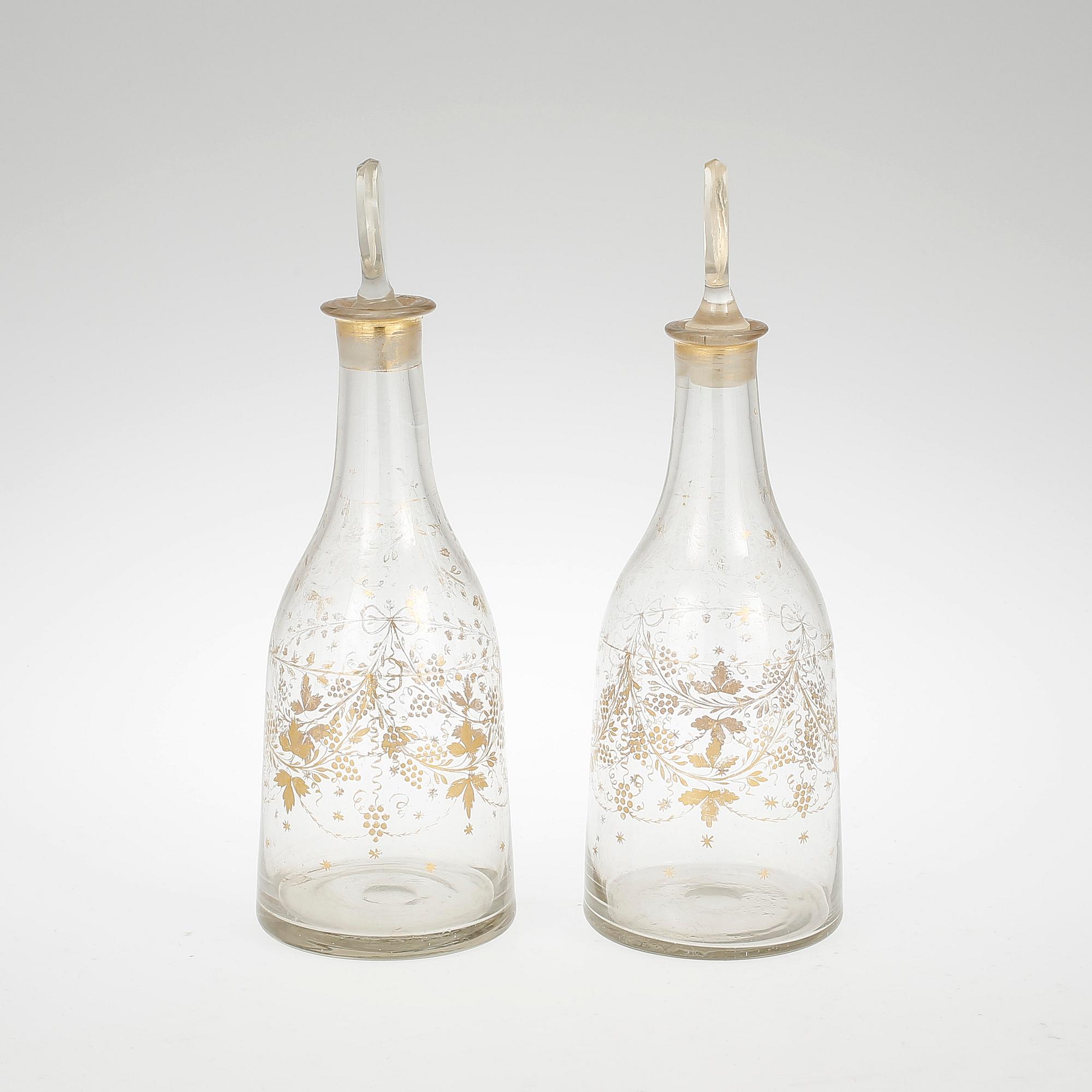 KARAFFER; ett par, glas, omkring 1800.