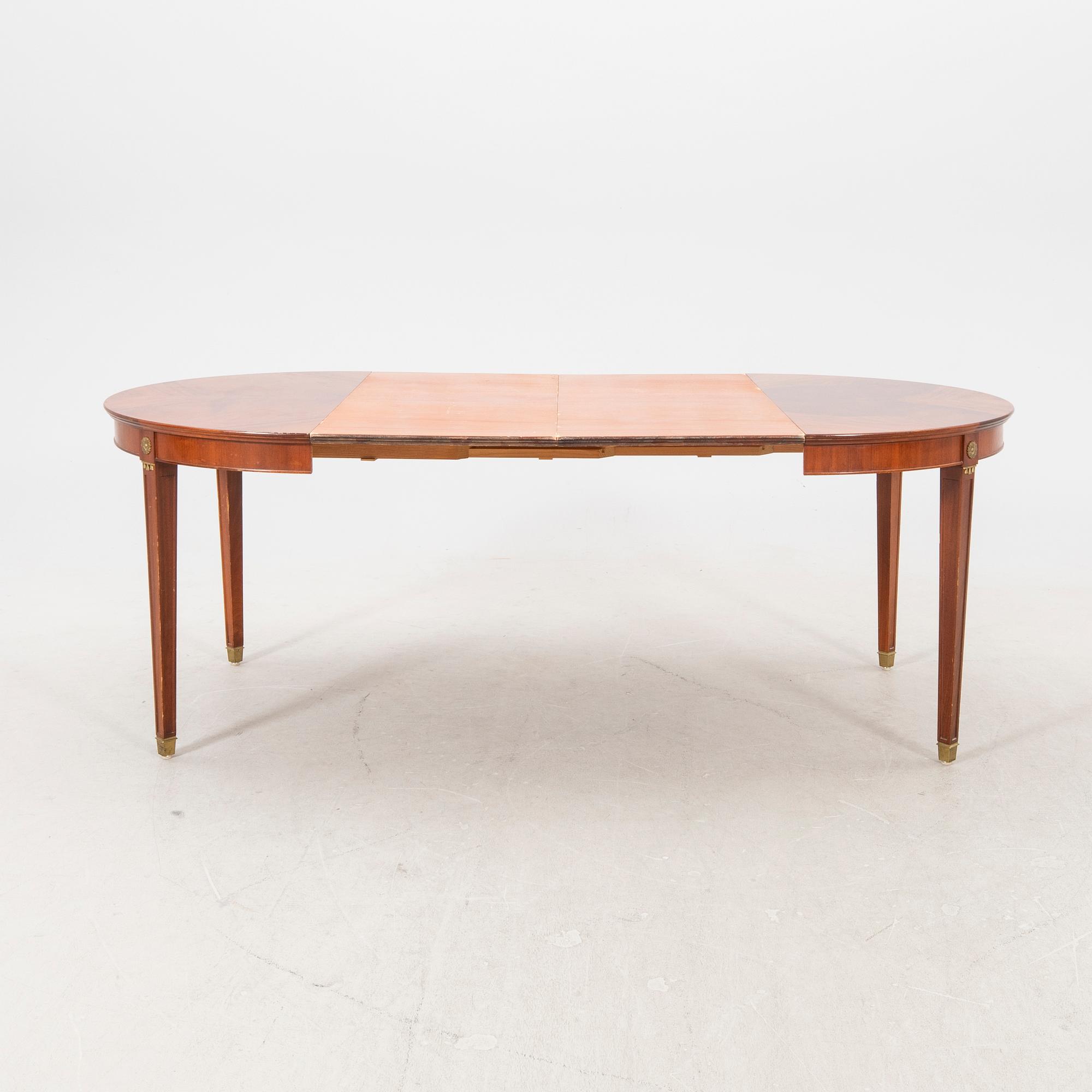 A mid 1900s Gustavian style mahogany dining table.