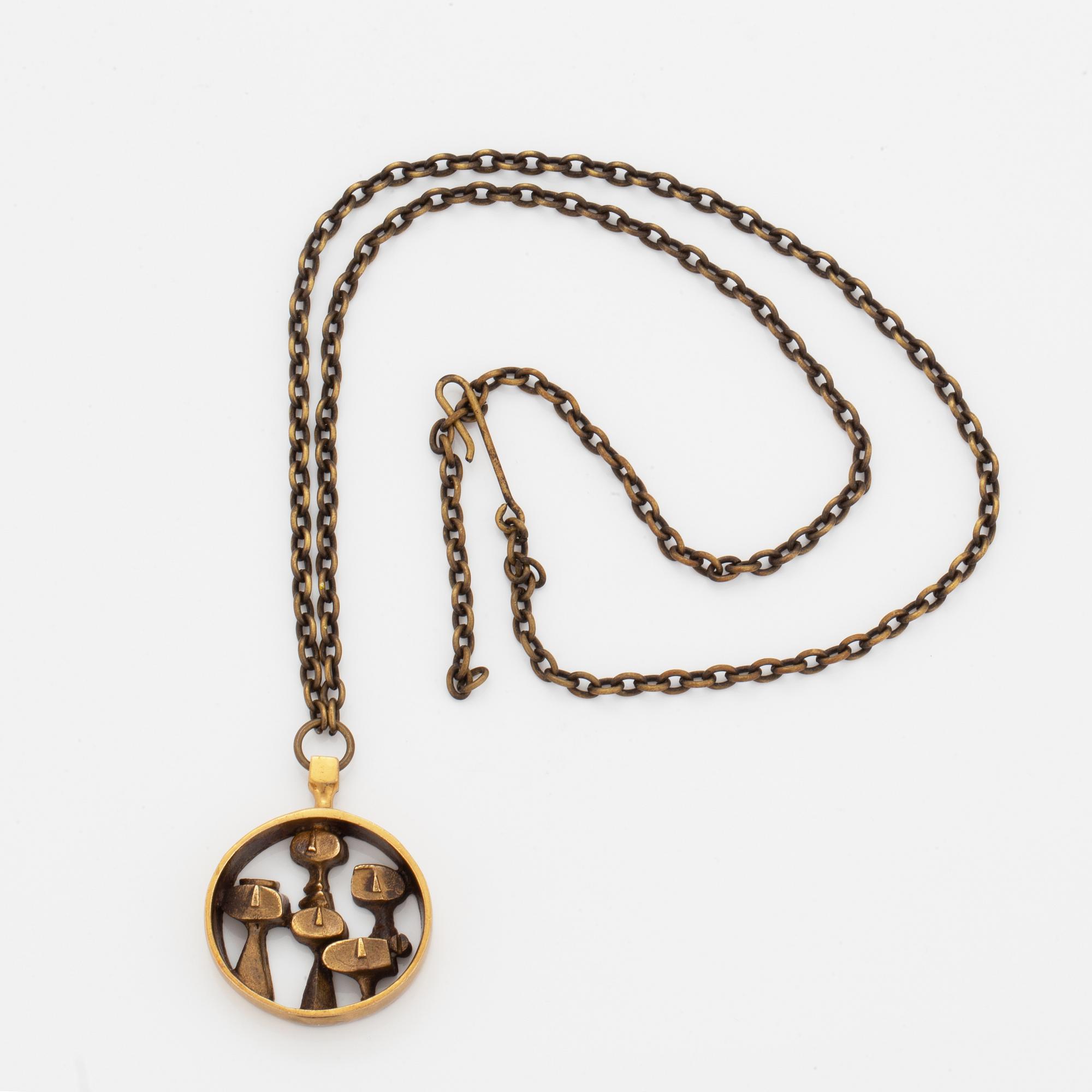 A Jorma Laine (likely) pendant with chain in bronze.