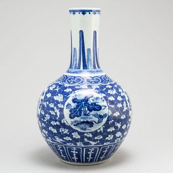 A large blue and white vase, Qing dynasty, late 19th century.