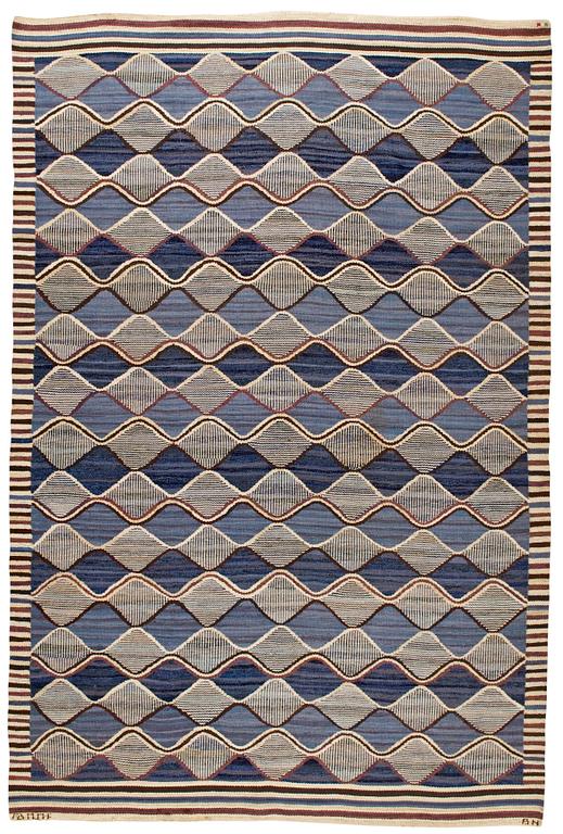 MATTA. "Spättan blå". Gobelängteknik. 310,5 x 204 cm. Signerad AB MMF BN (AB Märta Måås-Fjetterström, Barbro Nilsson).