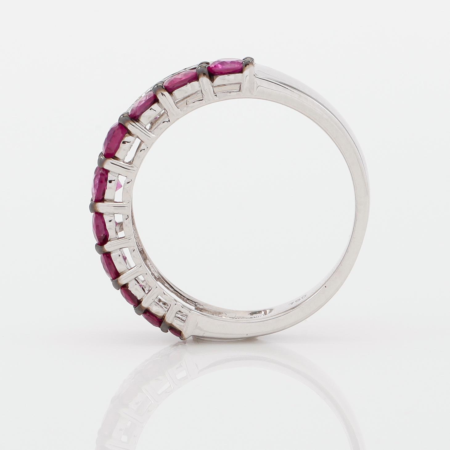 RING, 18K vitguld, diamanter tot ca 0.23 ct. och rubiner tot ca 1.30 ct.