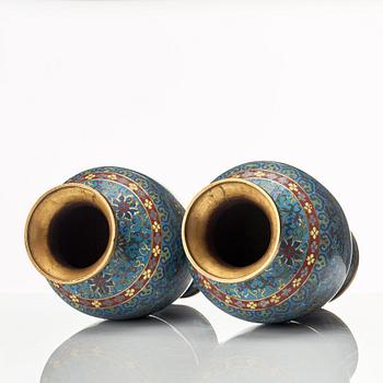 A pair of cloisonné vases, late Qing dynasty.