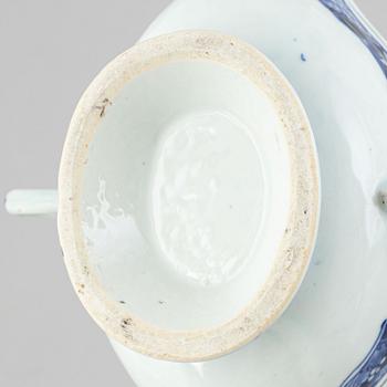 A blue and white export porcelain serving dish and sauce bowl, China, Qianlong, (1736-95).