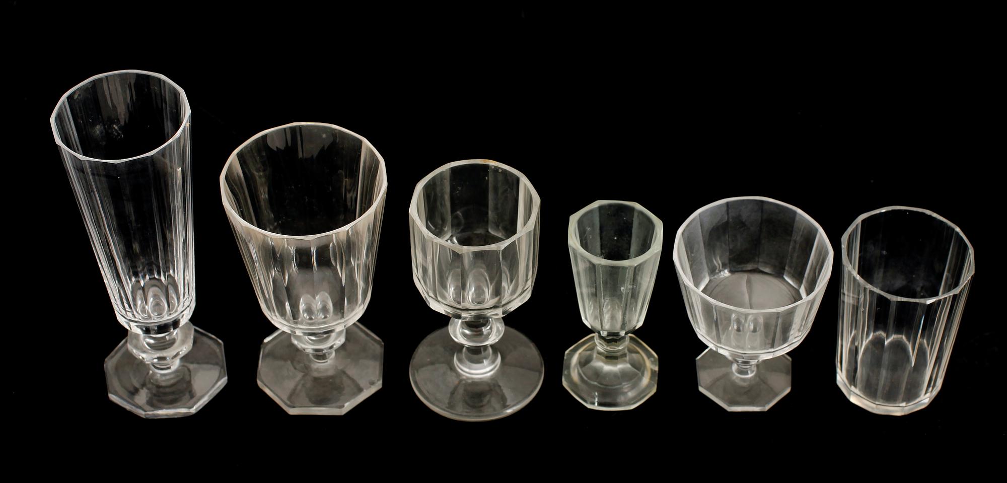GLASSERVIS, 65 snarlika delar, de flesta "Karlberg", Elis Bergh, Kosta.