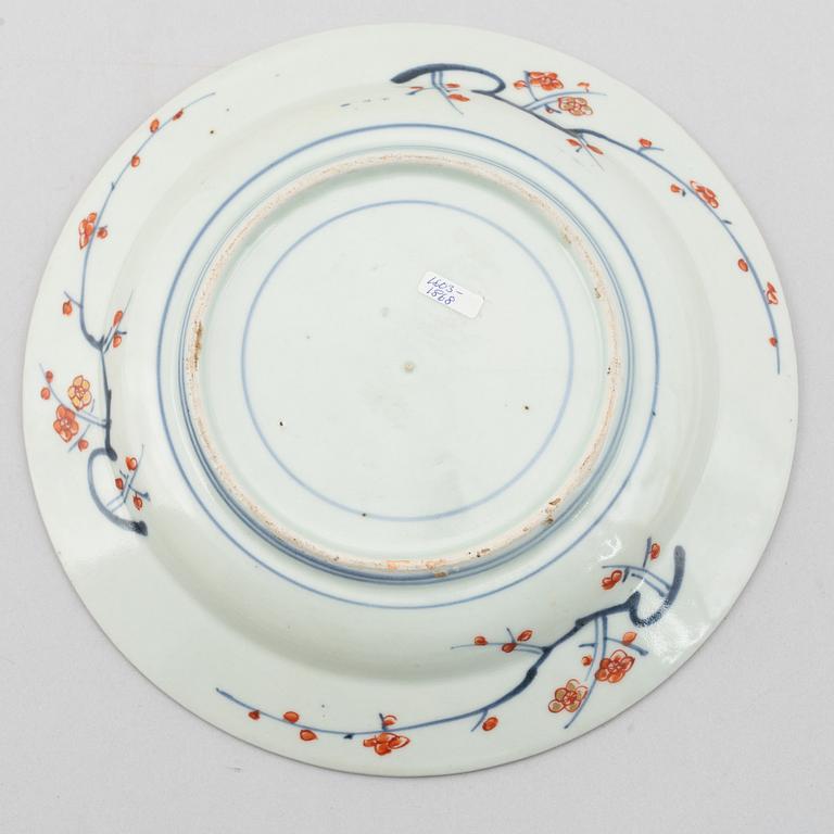 A pair of Japanese Imari plates, Edo, 18th century.