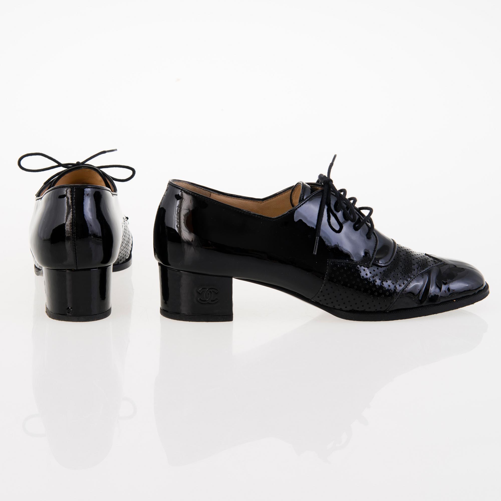 CHANEL Black Patent Leather Brogue Lace-up shoes in size 39.