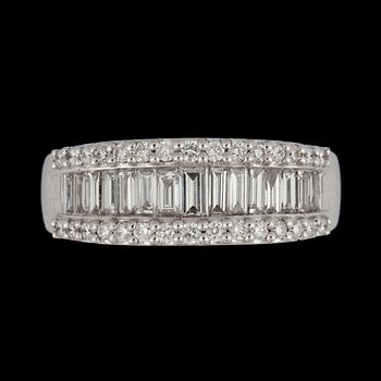 129. RING med baguette- och briljantslipade diamanter, ca 0.89 ct. Kvalitet H/ SI.