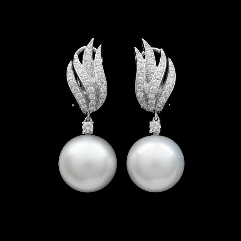 A pair of South sea pearl earrings, 13.5 mm, set with brilliant cut diamonds, tot. 0.82 ct.