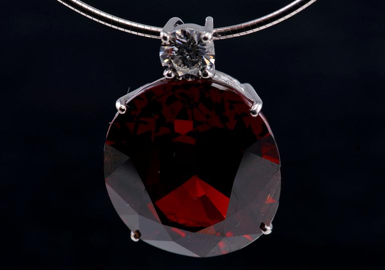 A NECKLACE, garnet c. 30 ct, brilliant cut diamond c. 0.52 ct. Weight 12 g.