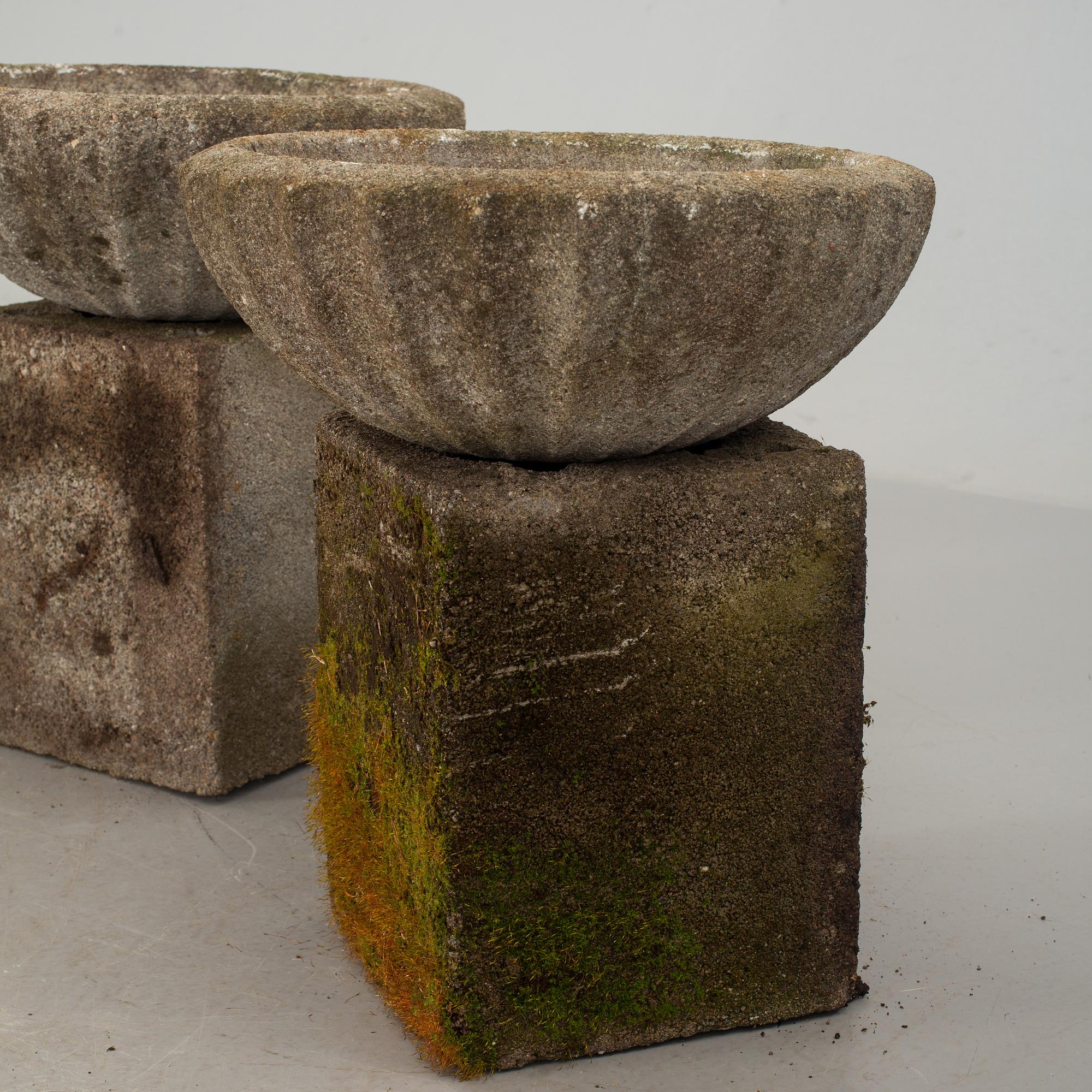 TRÄDGÅRDSFAT, 3 st, med fundament, 1900-tal.