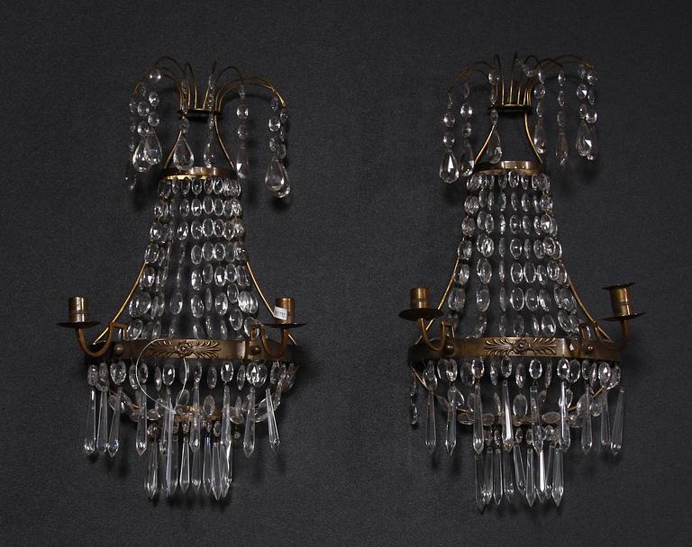 VÄGGLYSTRAR, ett par, gustaviansk stil, 1900-talets första hälft.