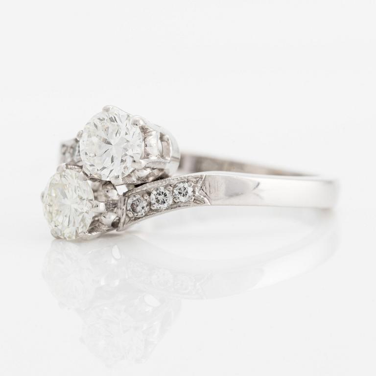 Ring 18K vitguld med två runda briljantslipade diamanter.