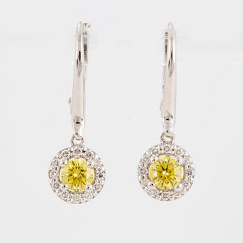 ÖRHÄNGEN, med gula färgbehandlade diamanter och diamanter.