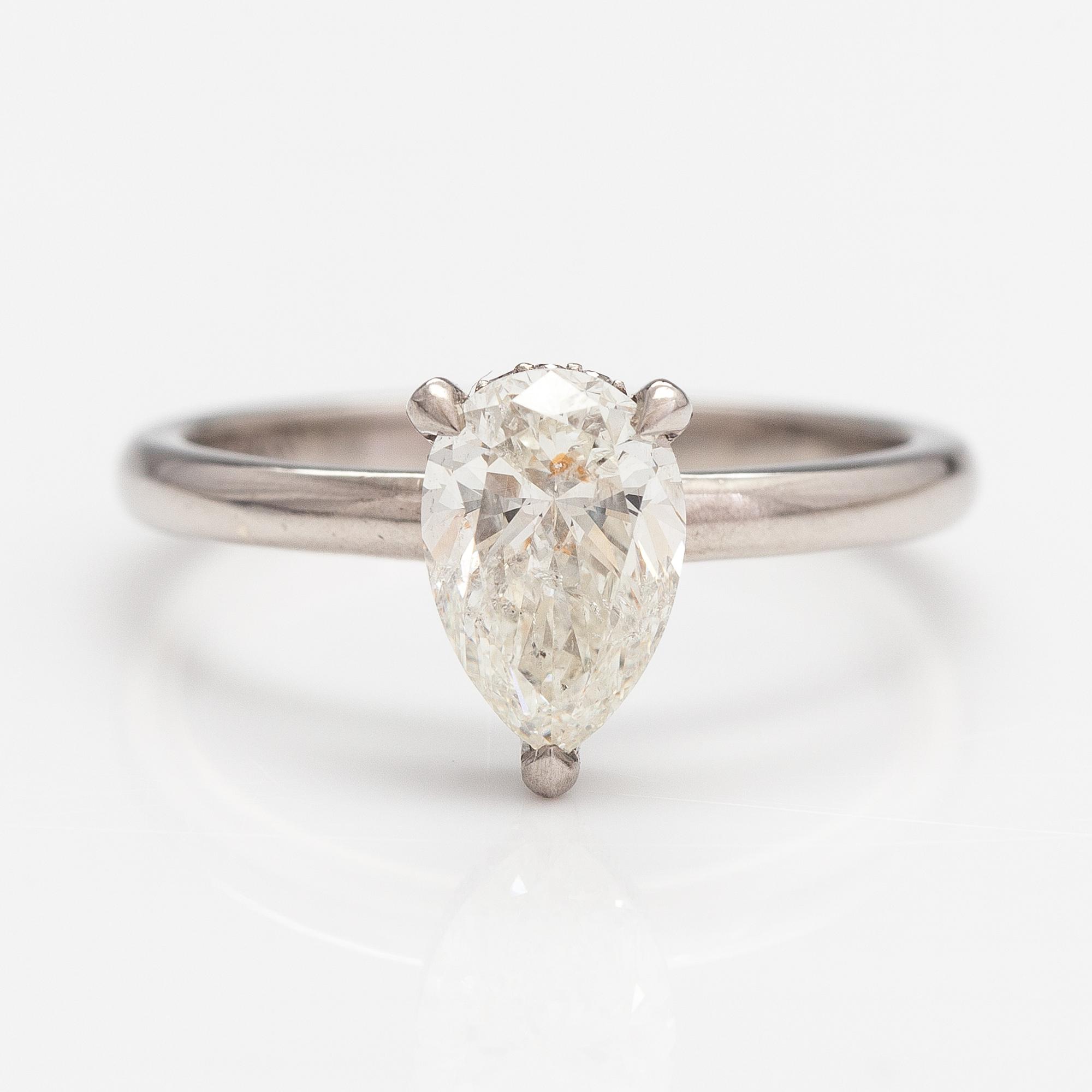 Ring, 14K vitguld och droppformad diamant ca 1.20 ct. AIG-certifikat.