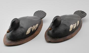 VETTAR, 2 st, målat trä, 1900-talets första hälft.