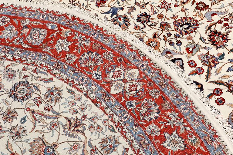 A rug, Figural Orientalisk Rund,  Diameter ca 267 cm.