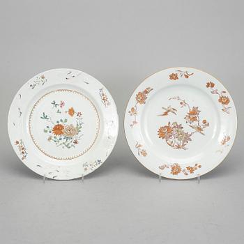 TALLRIKAR, 2 st, porslin, Kina, Qianlong (1736-95).