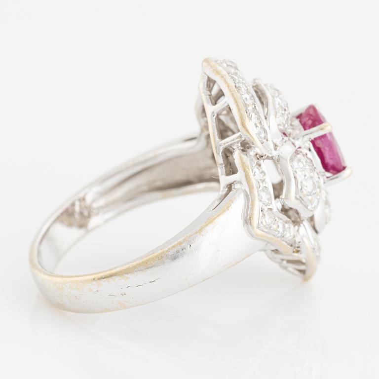 Ring, rubin med briljantslipade diamanter.