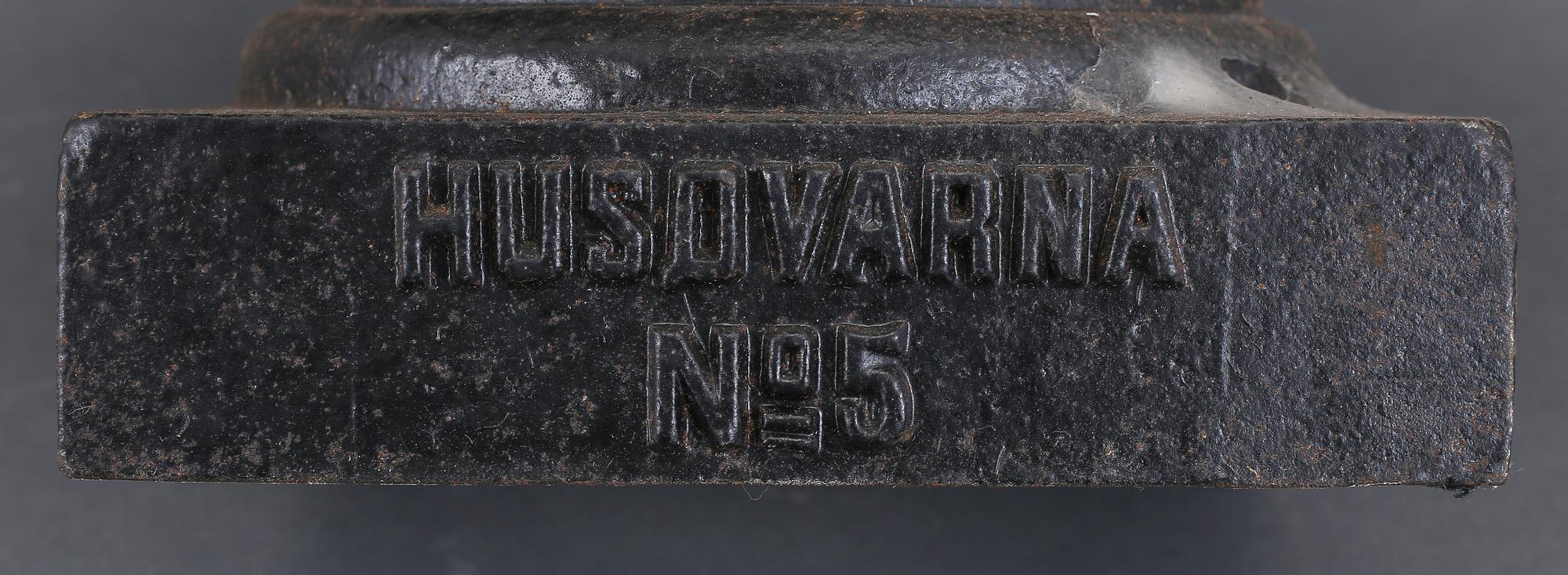 TRÄDGÅRDSURNOR, ett par, gjutjärn, Husqvarna, 1900-talets första hälft.