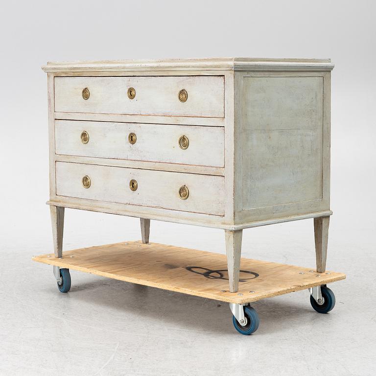 A chest of drawers, early 19th century.