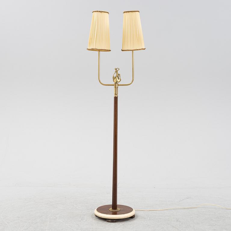 A mahogany and brass floor lamp, first half of the 20th Century.